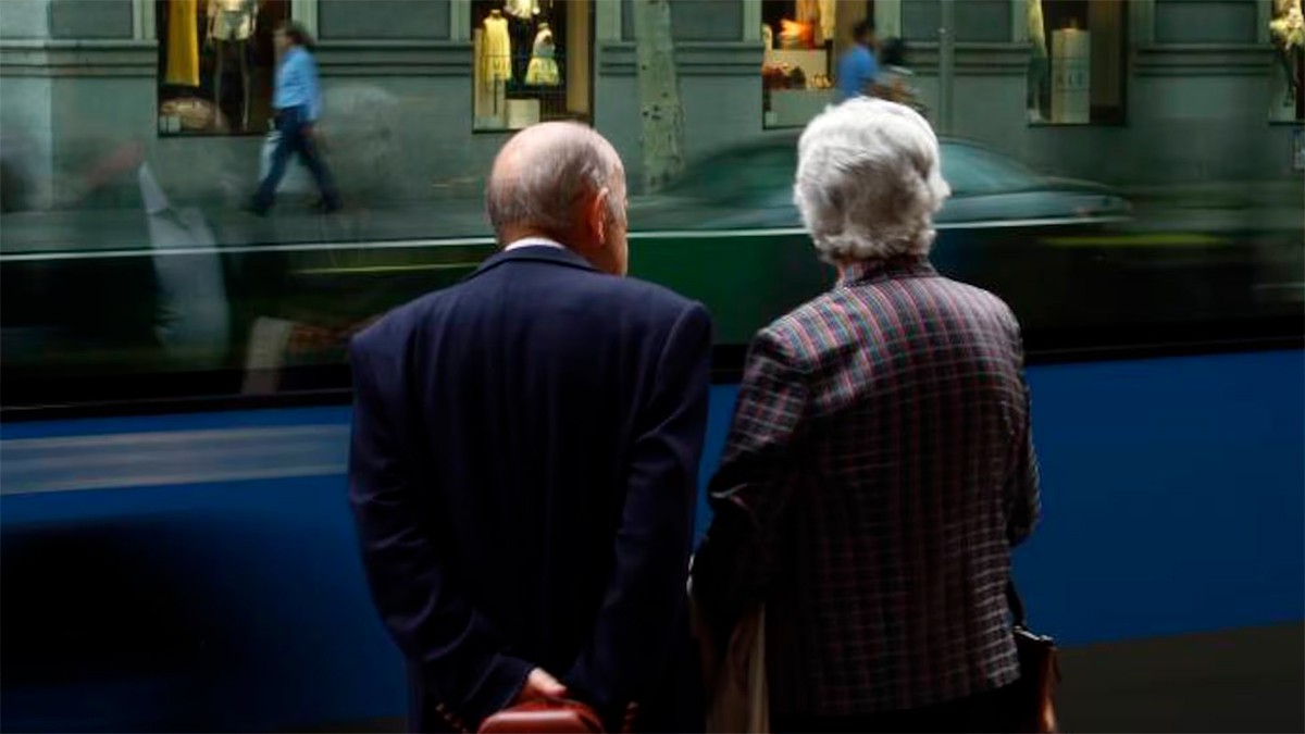 Las mujeres viven más que los hombres: un patrón que la ciencia explica desde la evolución
