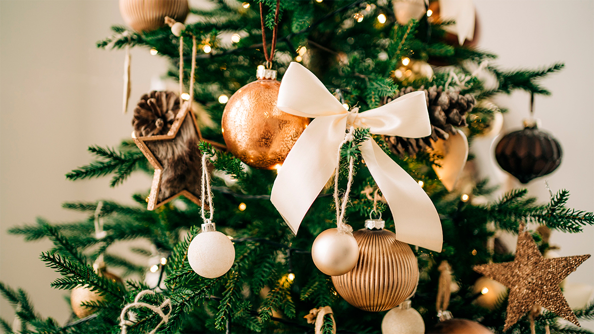 Escasean árboles y adornos navideños por guerra comercial entre EU y Asia