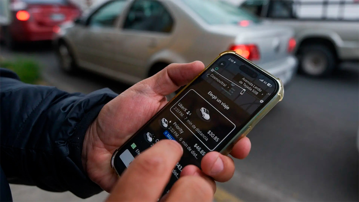 SICT aclara: Uber y taxis por aplicación no están autorizados para operar en aeropuertos del país