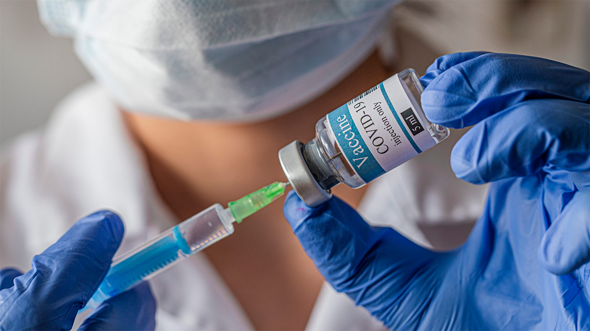 Vacunas contra COVID-19 podrían potenciar tratamientos contra el cáncer, según estudio de Nature