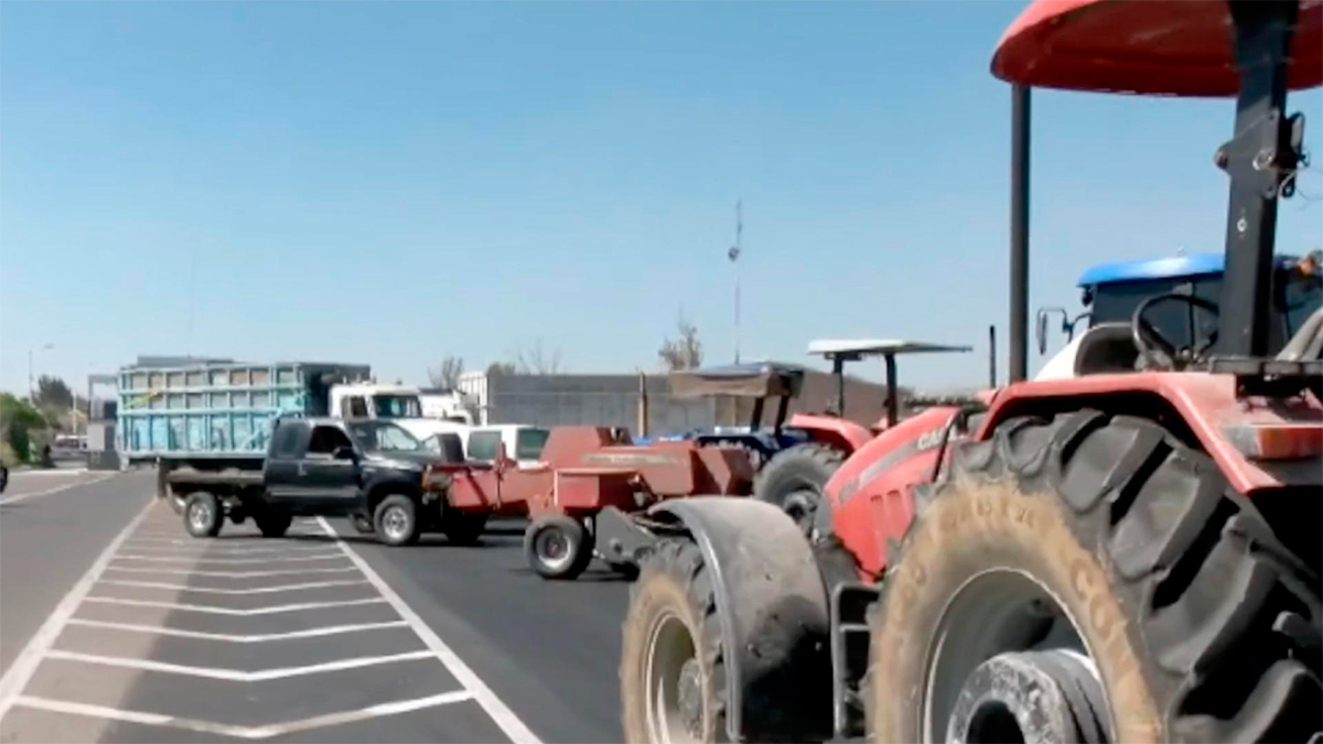 Productores bloquean carreteras en Guanajuato para exigir precios justos del maíz y sorgo
