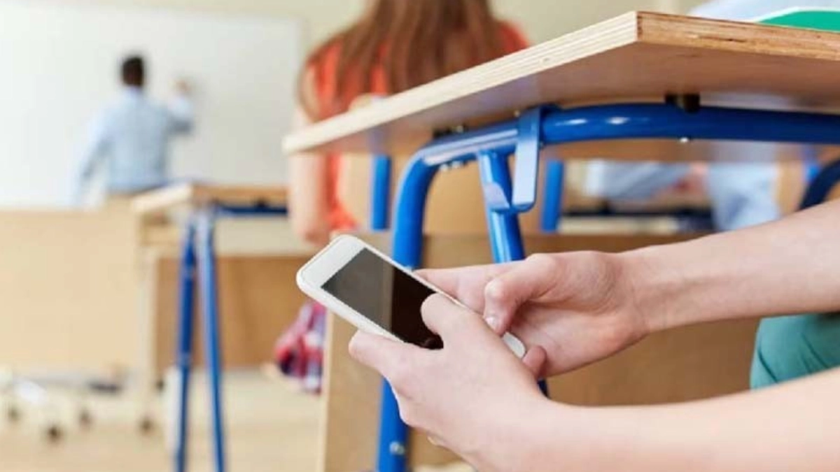 México abre el debate: proponen regular el uso de celulares en escuelas para proteger la salud emocional de la niñez