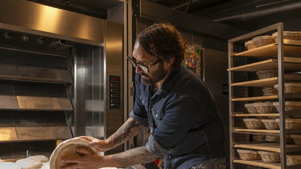 Chef británico desata polémica por comentarios sobre el pan mexicano y ofrece disculpa pública