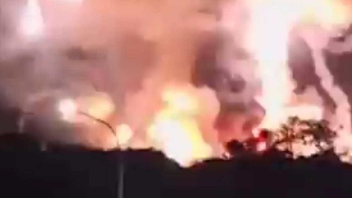 Estados Unidos bombardea objetivos en Caracas; Trump confirma ataque