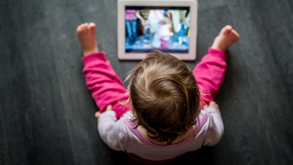 Uso excesivo de pantallas en la primera infancia frena el desarrollo del lenguaje y habilidades motoras, alertan estudios