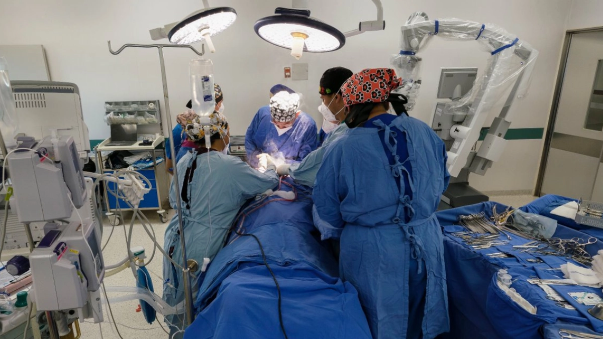 Médicos del IMSS Bienestar salvan a bebé con cirugía de ocho horas para extirpar malformación congénita