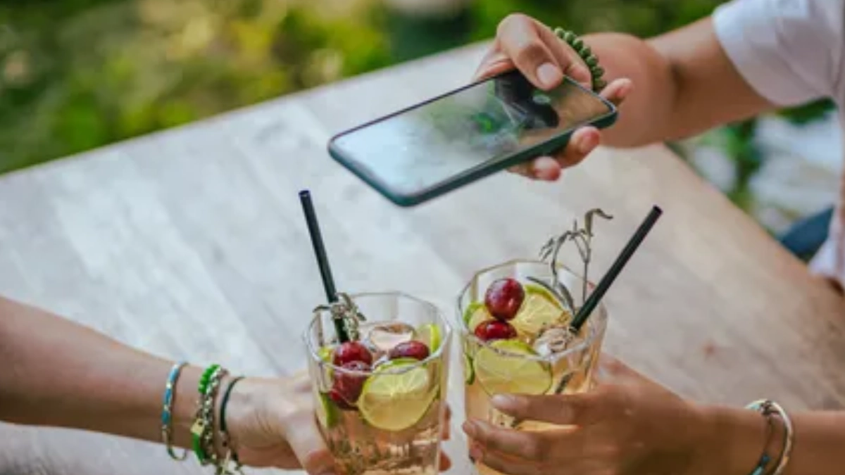 Ver contenido de influencers con alcohol aumenta 73% el deseo de beber en jóvenes, revela estudio