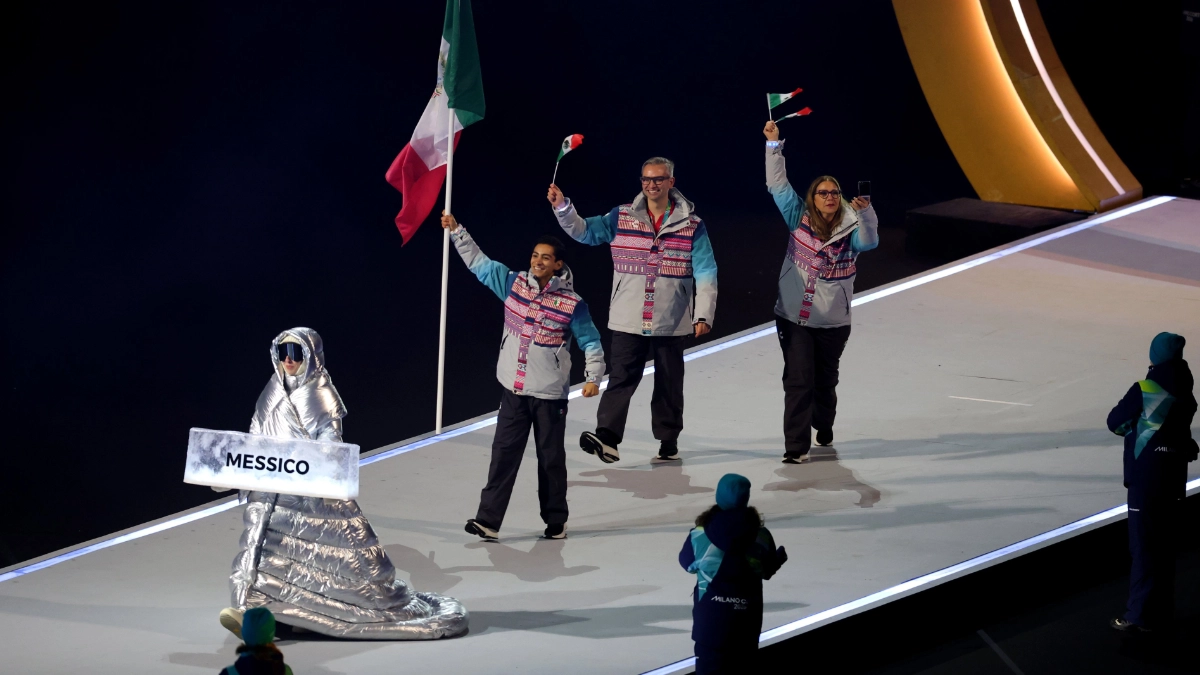 Donovan Carrillo y Sarah Schleper portan la bandera mexicana en la inauguración de Milán-Cortina 2026