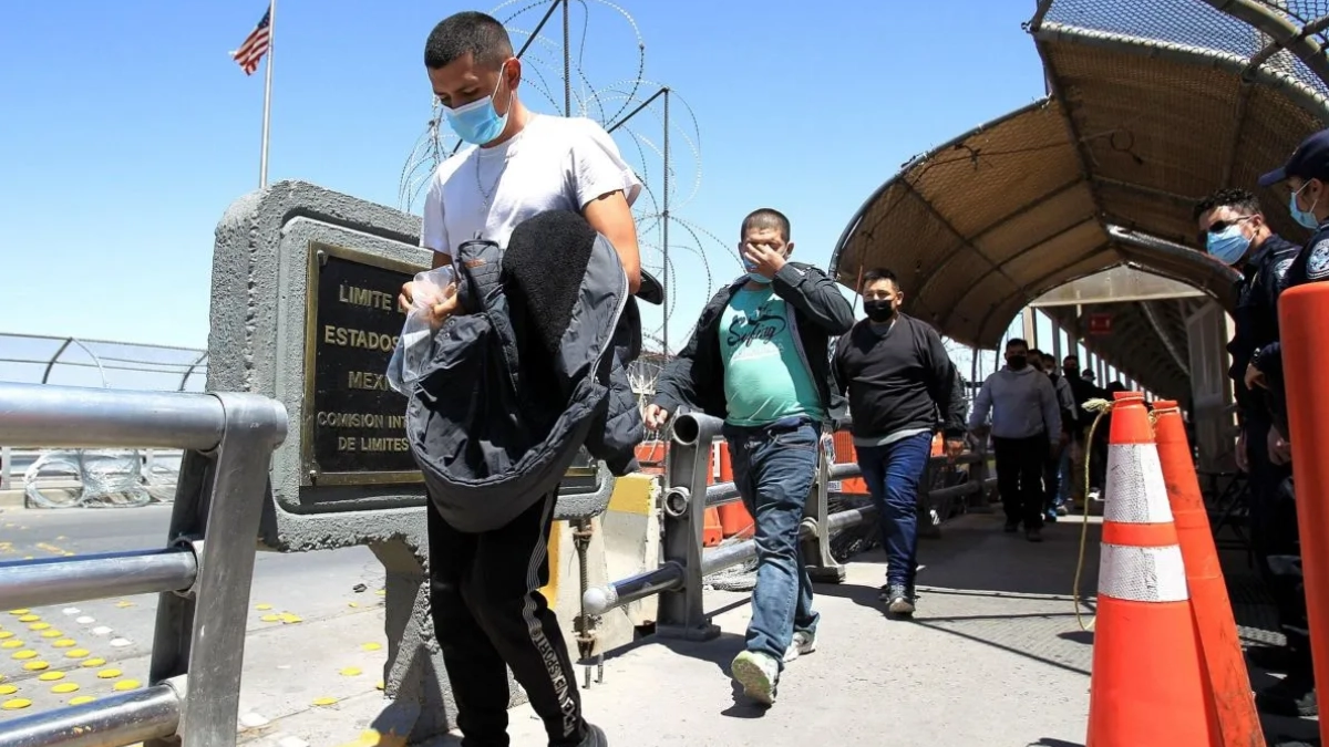 Devoluciones de mexicanos desde EU caen 22% en 2025; registran su nivel más bajo del siglo