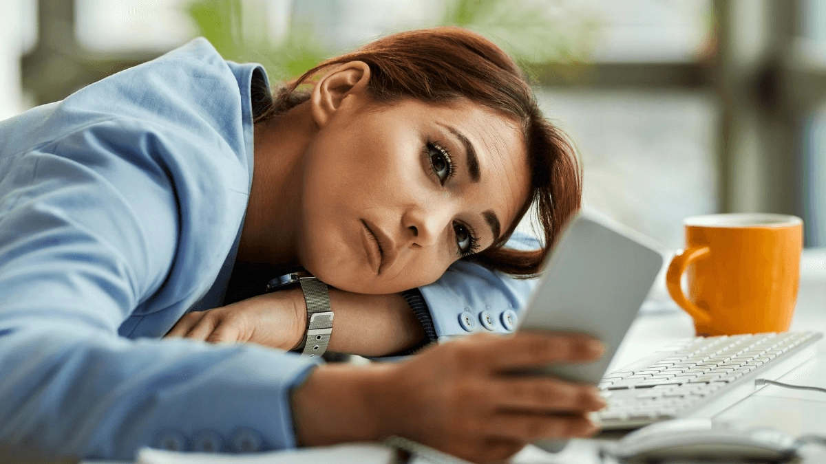 Procrastinación afecta la salud mental y física; estudios la vinculan con estrés, depresión y bajo rendimiento