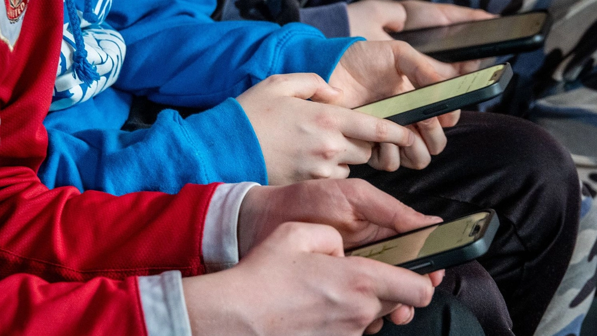 Buscan imponer edad mínima para redes sociales en Reino Unido