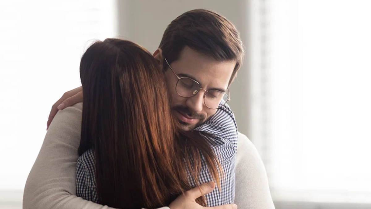 IMSS advierte rezago en contacto físico tras pandemia y destaca beneficios de los abrazos