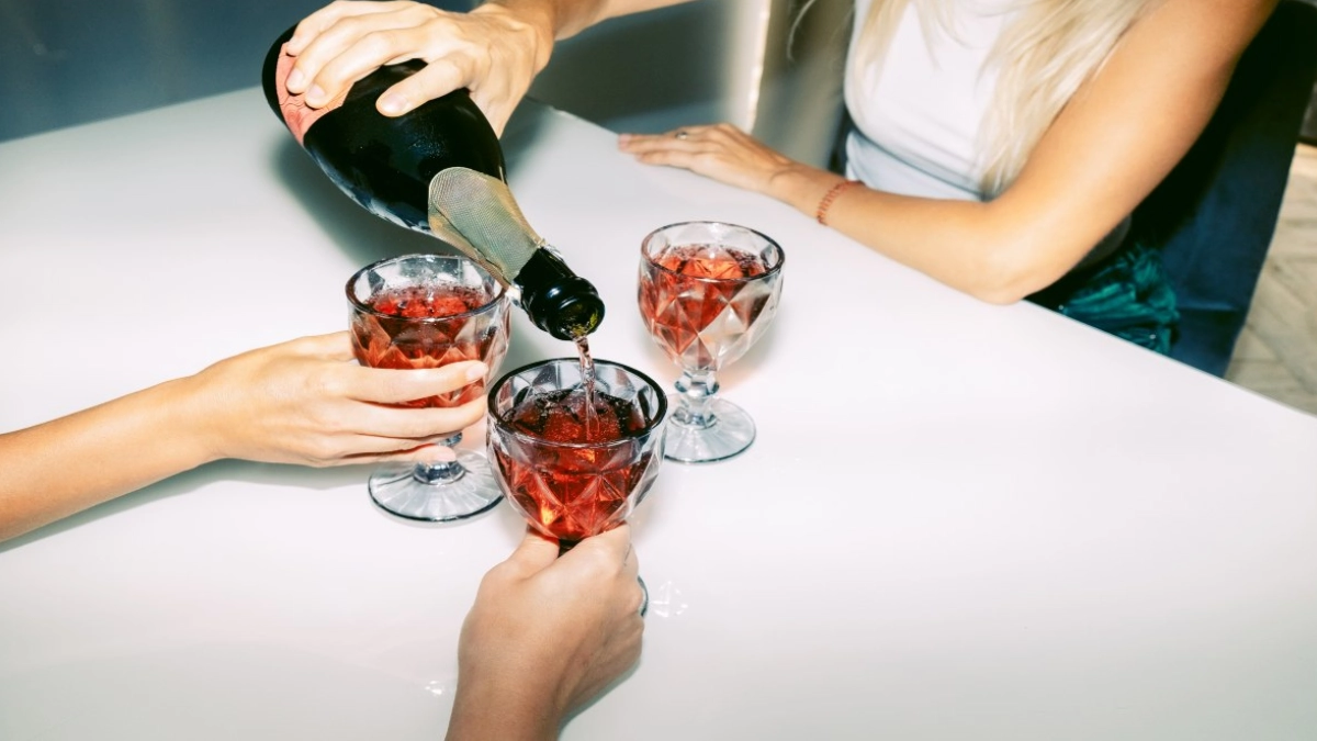 Alertan sobre aumento del consumo de alcohol entre mujeres impulsado por el fenómeno del “pink drinking”