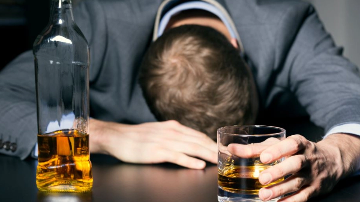 Consumir alcohol antes de dormir deteriora la calidad del sueño, advierten especialistas