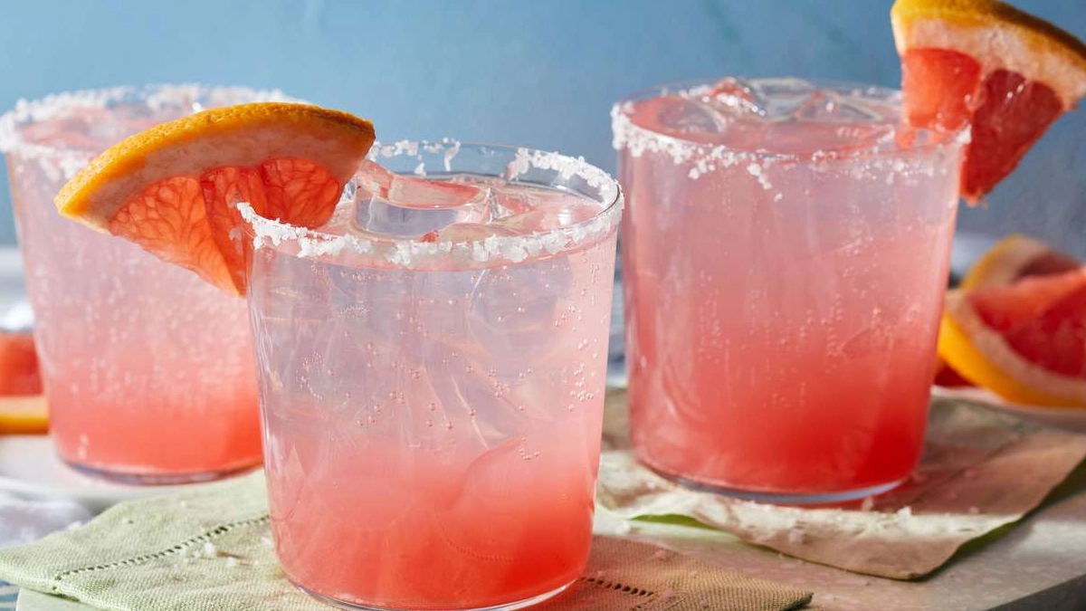 Alertan por aumento del consumo de alcohol entre mujeres y estrategias de “pink drinking”