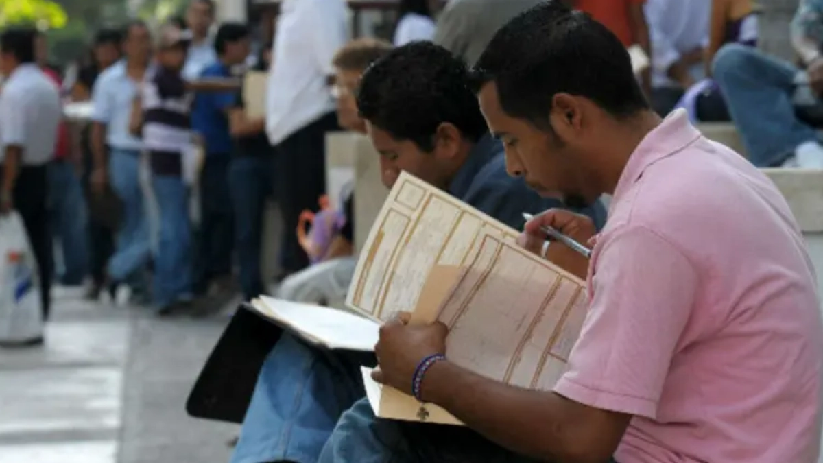 México alcanza récord histórico de empleo en 2025, pero más de la mitad trabaja en la informalidad