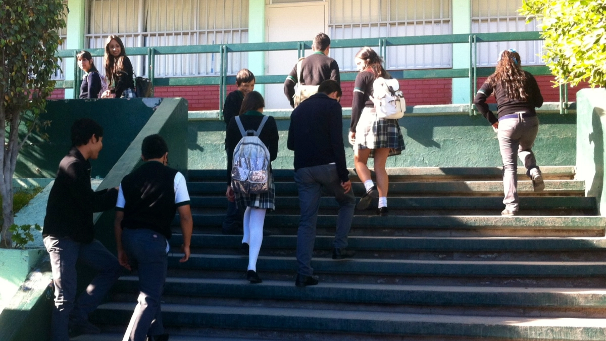 Desinterés escolar crece en México: compromiso de estudiantes cae a la mitad al finalizar la preparatoria