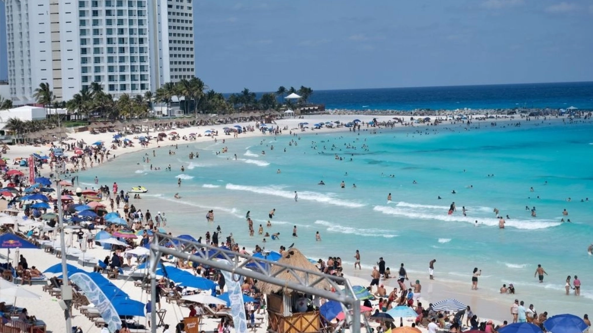 Cofepris avala 288 playas para Semana Santa, pese a alerta por derrame en el Golfo de México