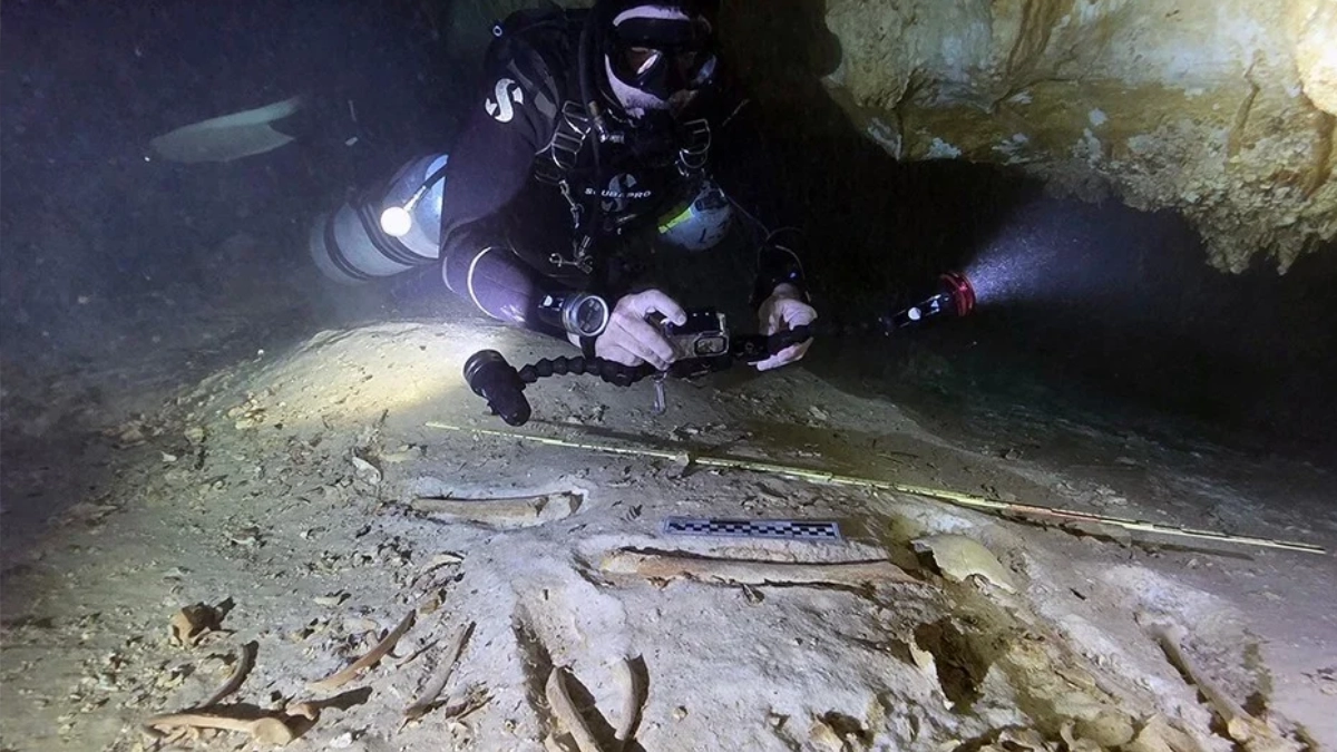 Descubren esqueleto de más de 8 mil años en cueva submarina del Caribe mexicano