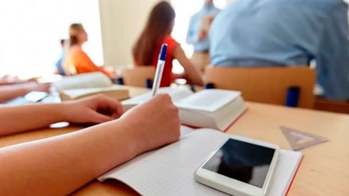 Morelos prohíbe celulares y dispositivos electrónicos en escuelas de educación básica