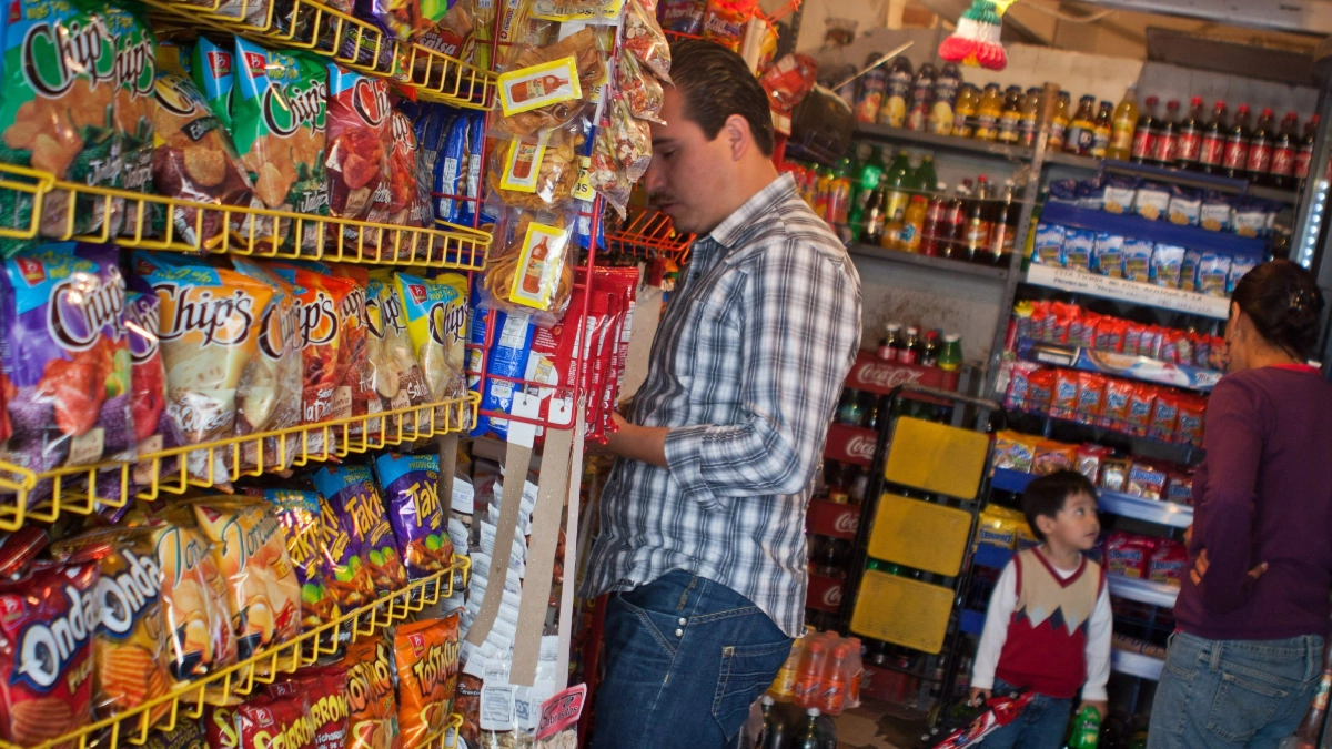Tiendas de abarrotes se preparan para repunte de ventas por el Mundial de Futbol