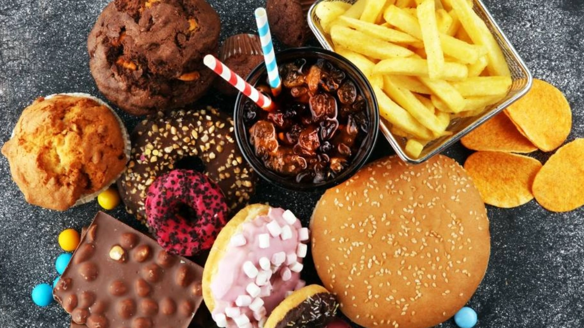 Alimentos ultraprocesados elevan riesgo de fracturas y debilitan los huesos, revela estudio