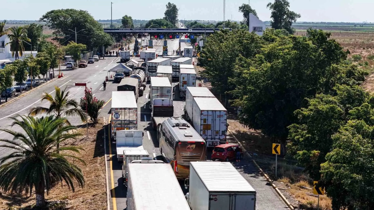 Gobierno minimiza paro de transportistas; reportan bloqueos en al menos 12 estados