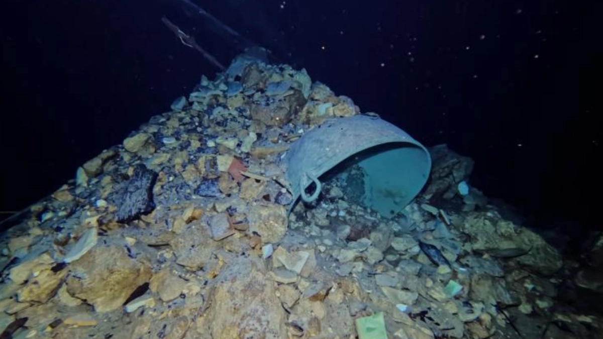 INAH rescata objetos del siglo XIX en cenote bajo exconvento de Yucatán