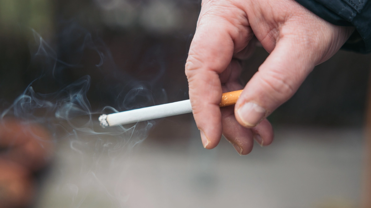 Reino Unido aprueba ley histórica: prohibirá de por vida la compra de tabaco a nuevas generaciones