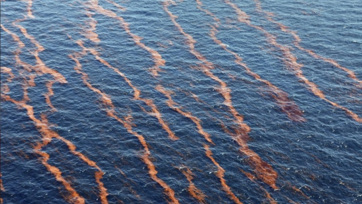 Remueven a tres funcionarios de Pemex por derrame en el Golfo de México