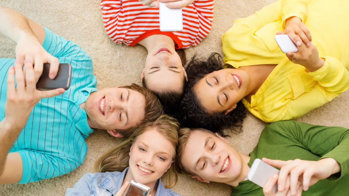 Generación Z pierde práctica en la escritura, advierten expertos