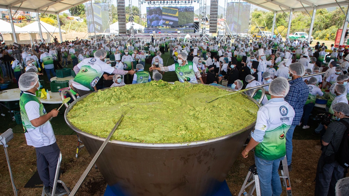 Tancítaro rompe récord Guinness con el guacamole más grande del mundo
