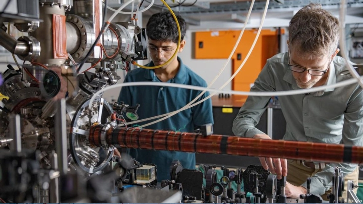 Logran observar átomos en dos lugares a la vez y confirman fenómeno que Einstein cuestionó