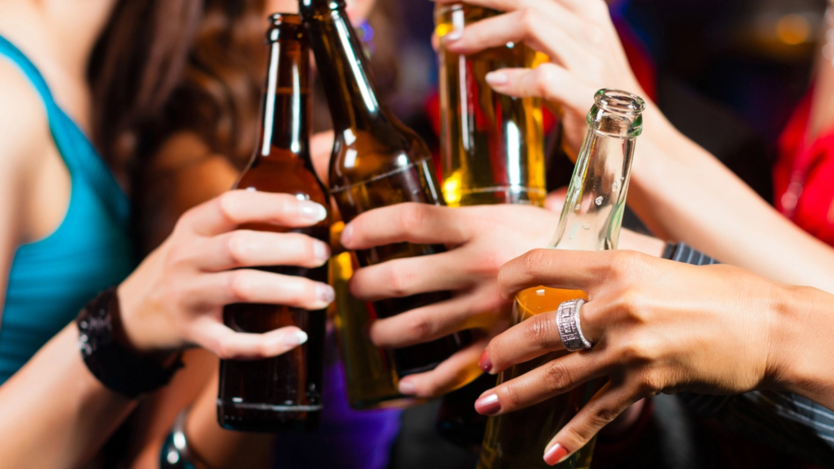 Aumenta consumo de alcohol entre mujeres en México; especialistas alertan problema de salud pública