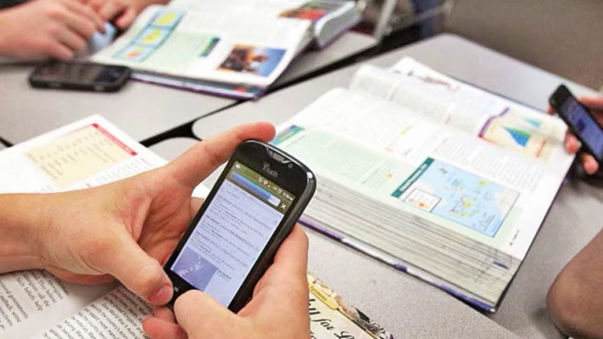CDMX restringe uso de celulares en escuelas; solo podrán emplearse con fines educativos
