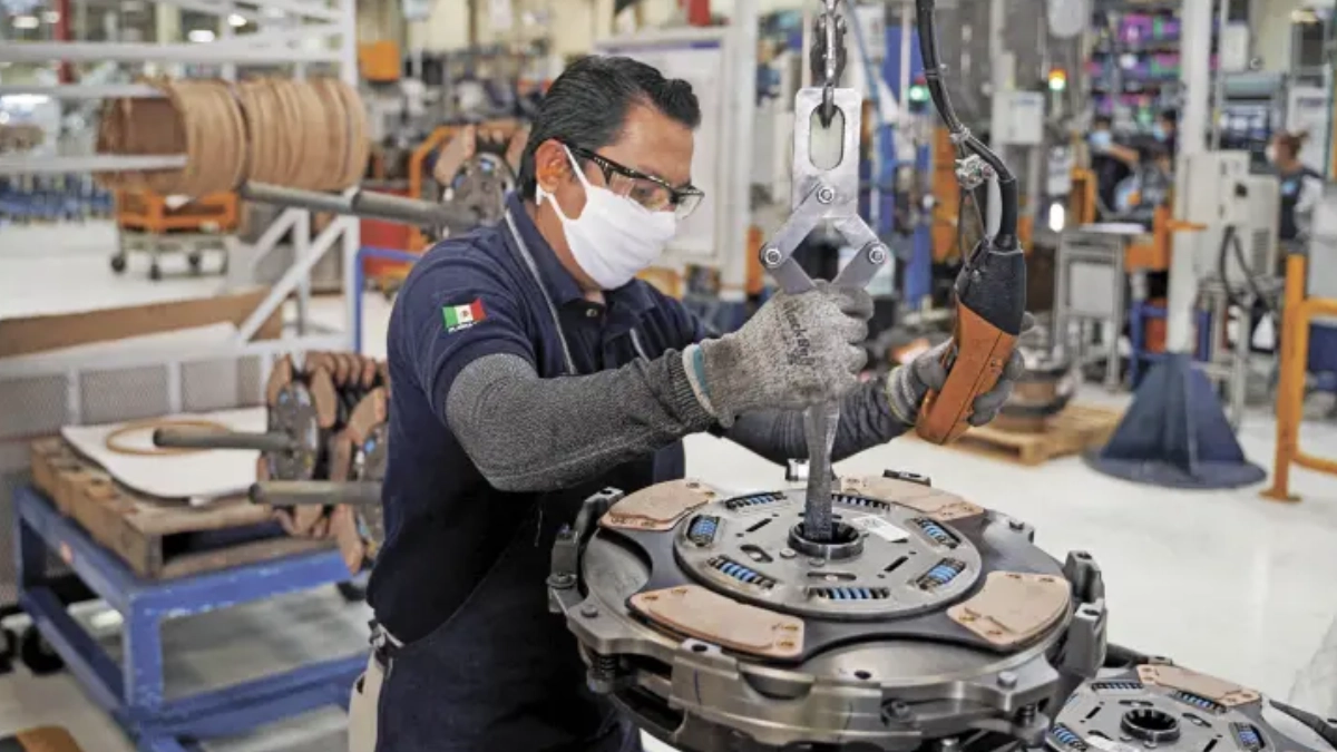 Persisten empleos precarios: más de 9 millones de jóvenes laboran en la informalidad en México