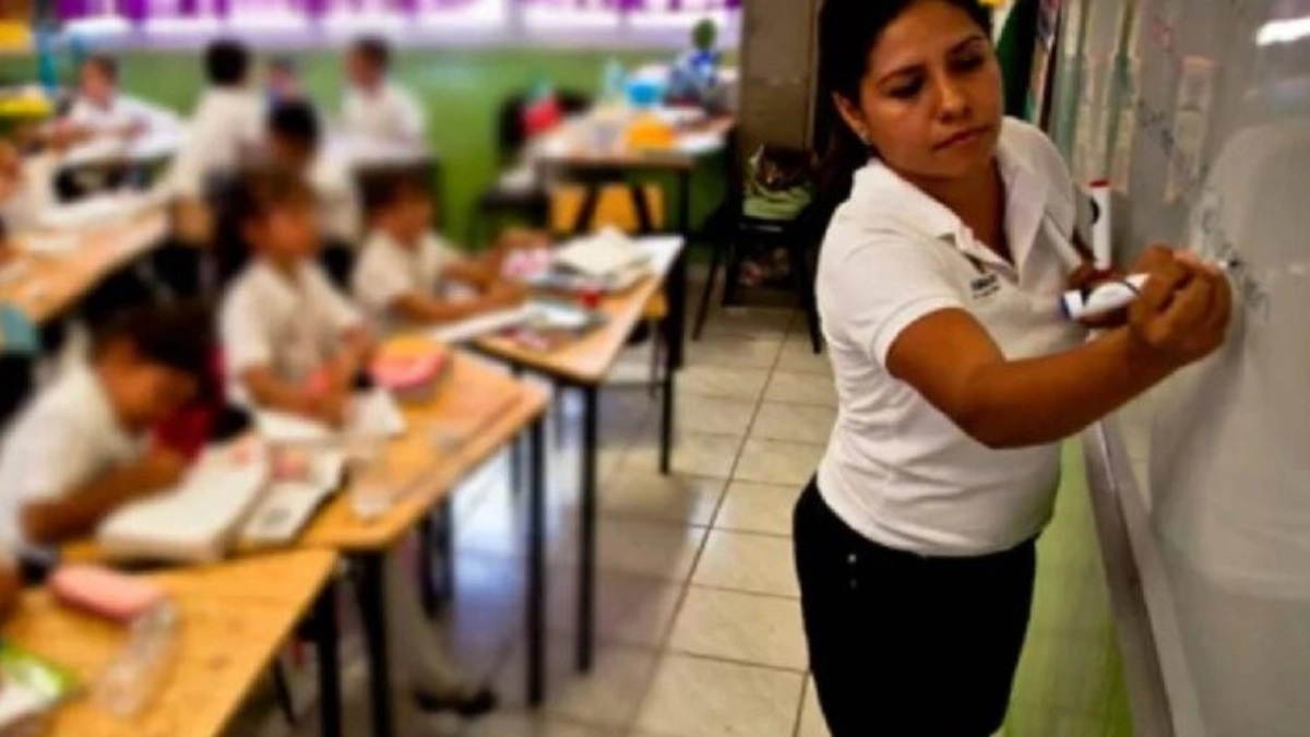 Gobierno federal anuncia aumento salarial de 9% a maestros en el Día del Maestro