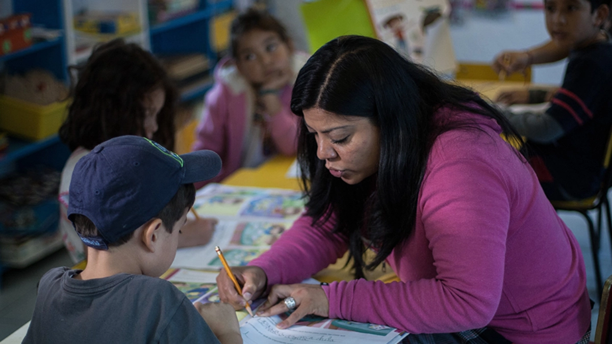Maestros de preescolar y primaria, entre los peor pagados en México pese a su papel clave en la educación