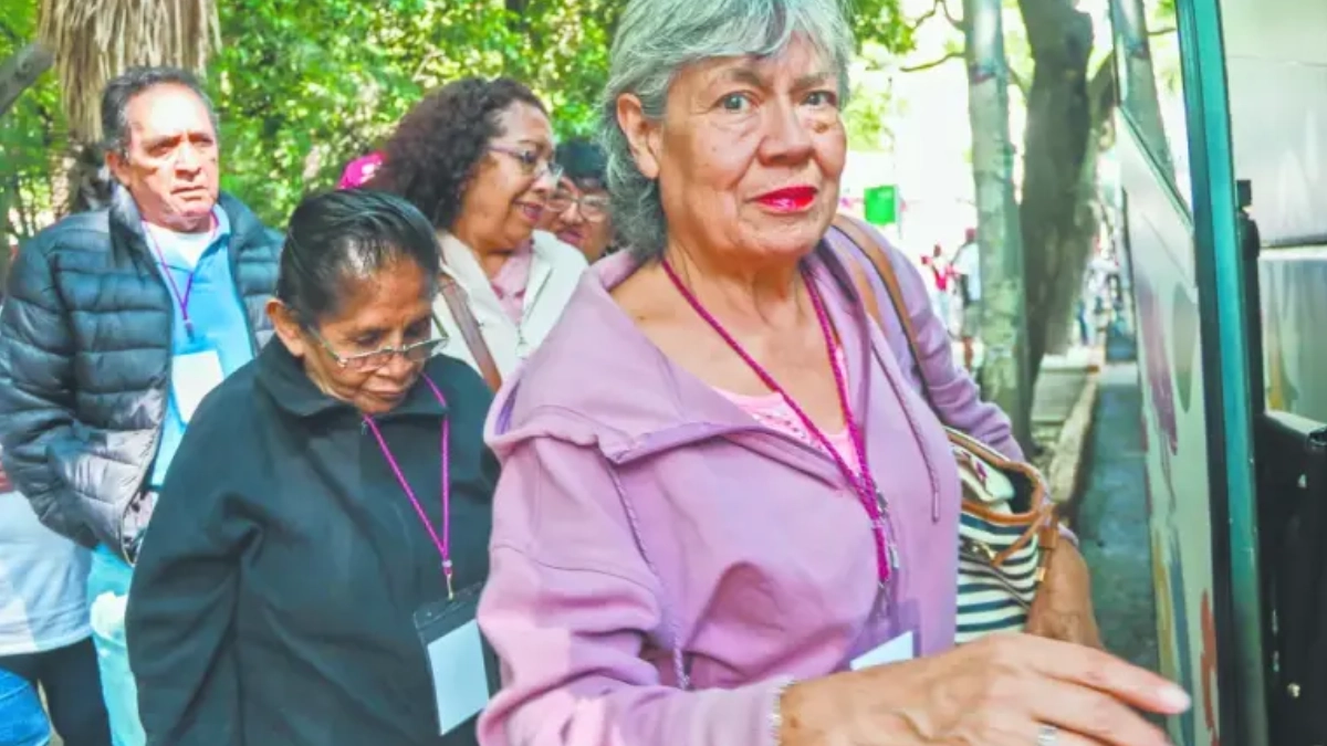 Mujeres afiliadas al ISSSTE podrán jubilarse desde los 56 años a partir de 2026