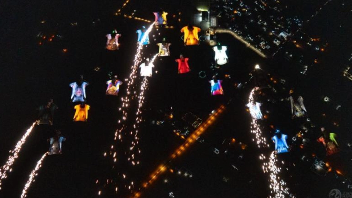 Mexicano rompe récord Guinness en vuelo extremo nocturno con wingsuit sobre Libia