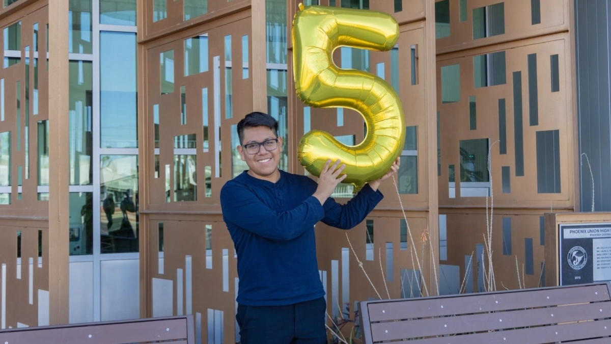 Hijo de inmigrantes mexicanos rompe récord en Arizona: es aceptado en 49 universidades y obtiene multiples becas