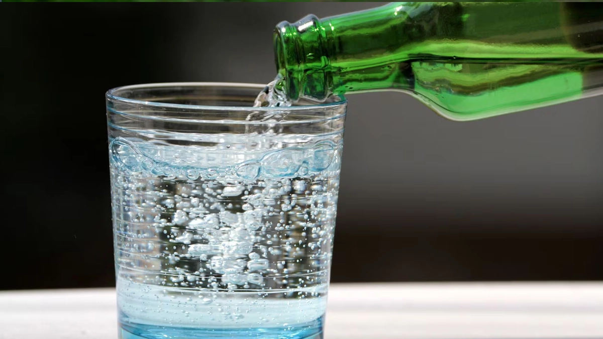 Especialistas recomiendan moderar el consumo de agua mineral después de los 40 años