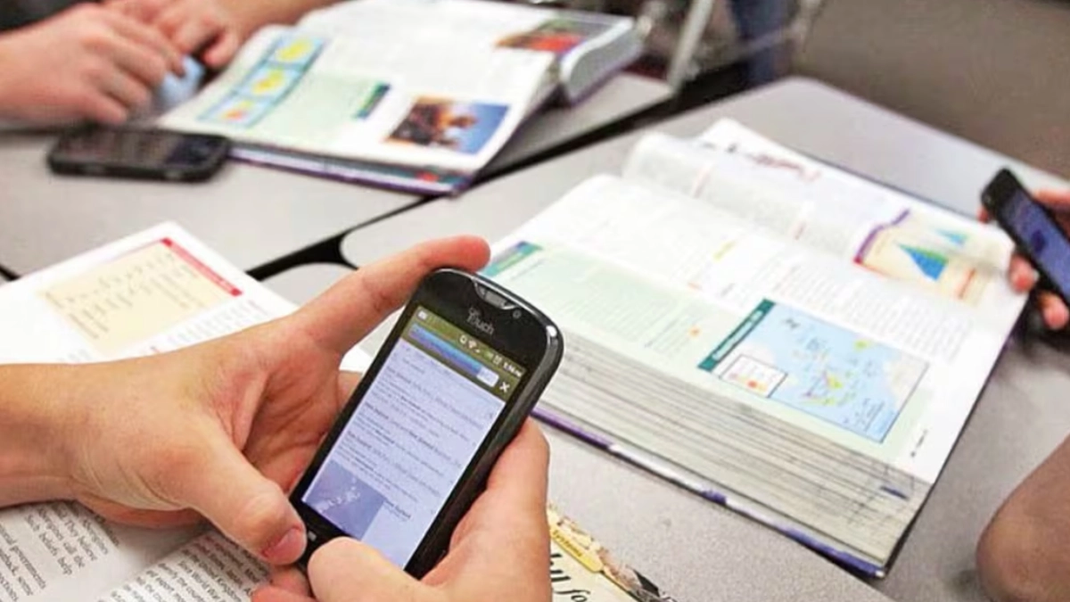 Once estados regulan el uso de celulares en escuelas para combatir distracciones y violencia digital