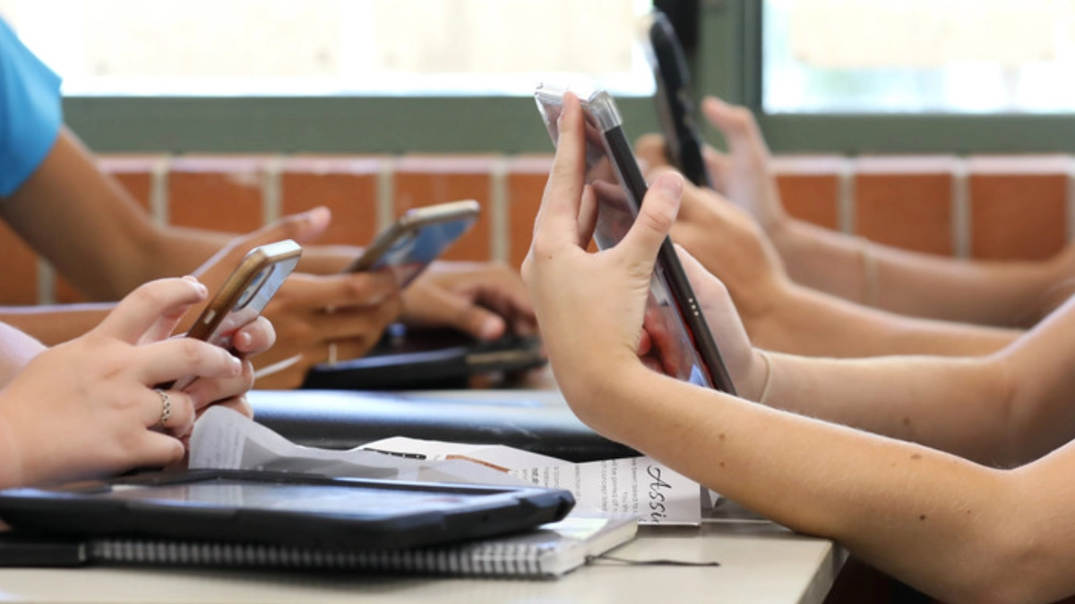 Once estados de México restringen el uso de celulares en escuelas durante el horario de clases