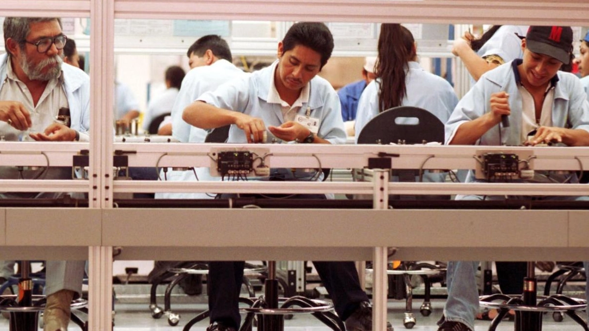 Largas jornadas laborales modifican la alimentación de los mexicanos y elevan su gasto diario en comida, revela estudio