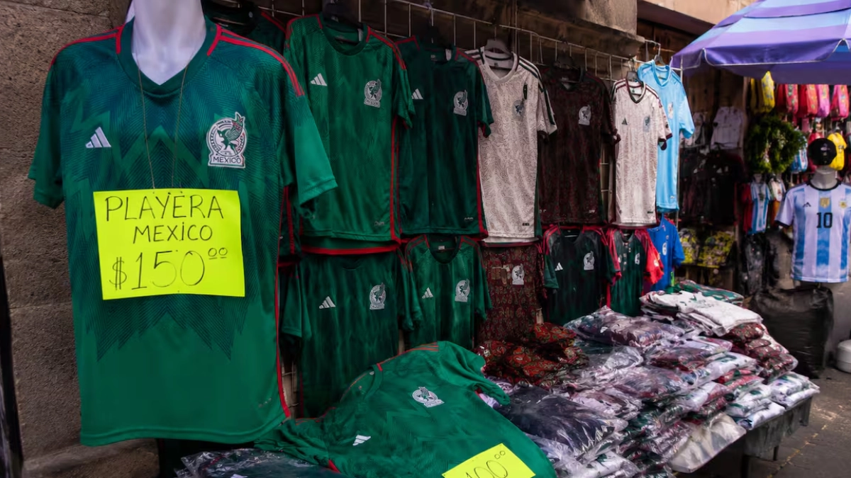 Playeras piratas del Tri ganan terreno durante el Mundial pese a operativos federales