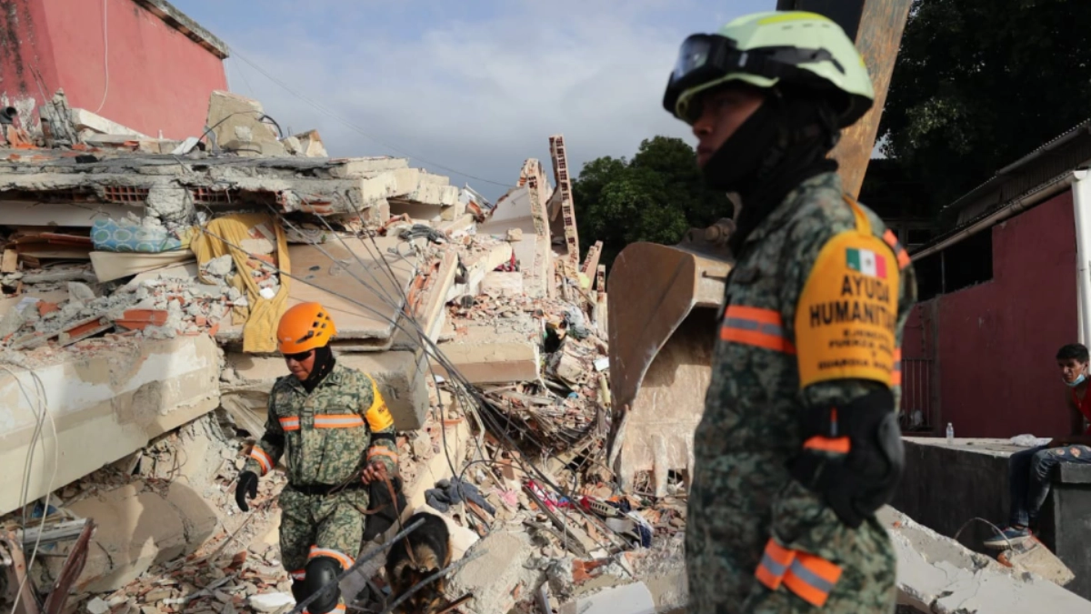 Rescatistas mexicanos salvan a un menor entre los escombros en Venezuela tras devastadores terremotos
