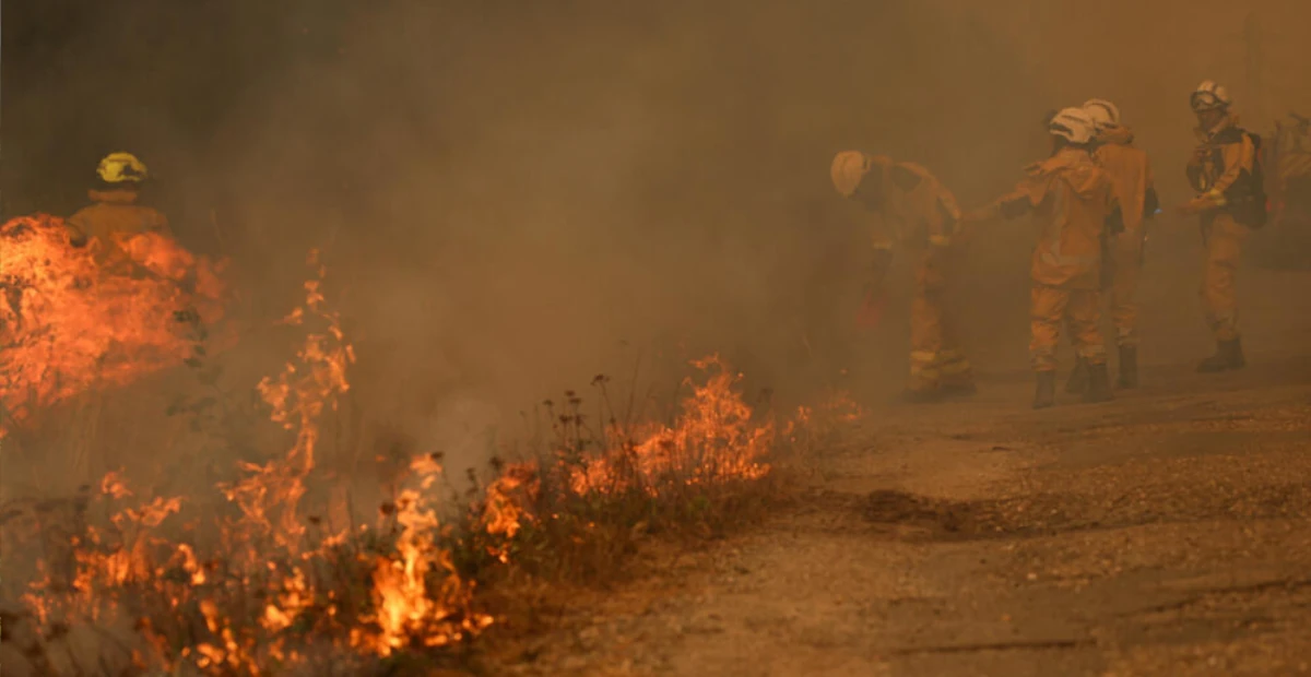 Incendios sin precedentes amenazan Burdeos; Francia despliega avión militar y miles de brigadistas