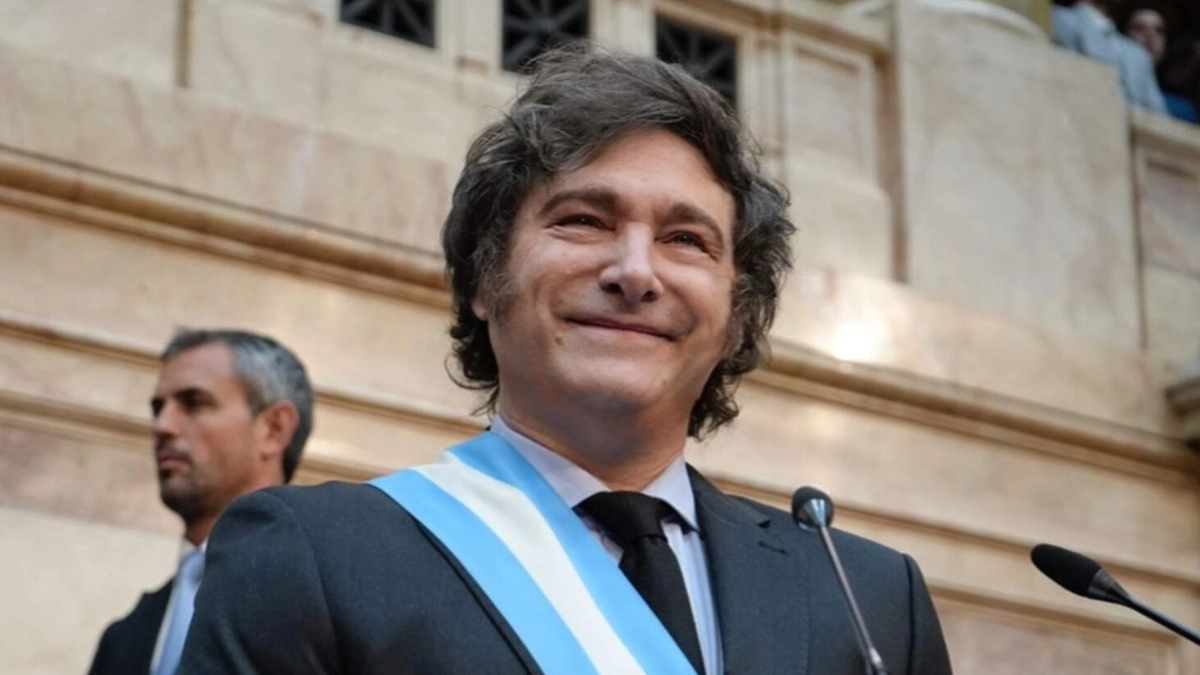 Milei endurece política migratoria con decreto que sanciona mensajes de odio contra Argentina