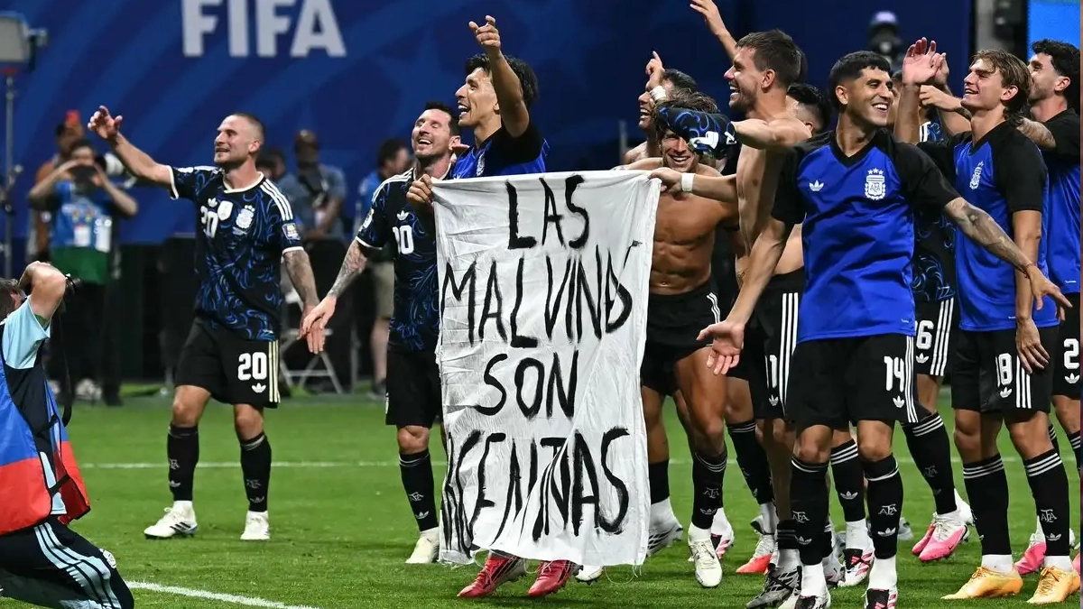 Reino Unido pide a la FIFA investigar a Argentina por pancarta sobre las Islas Malvinas